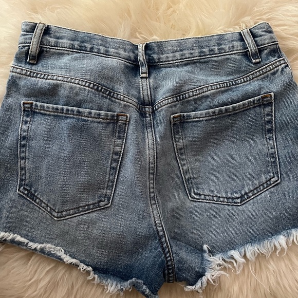 Light wash short ripped jeans mid rise with multiple buttons - Picture 2 of 2